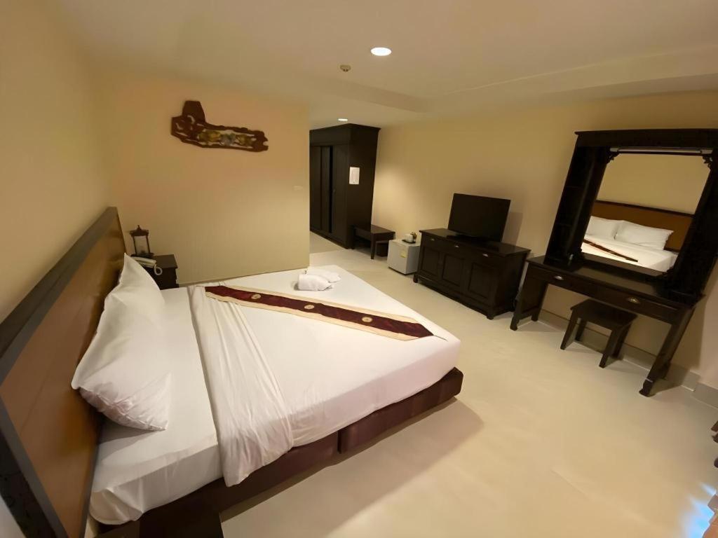 Rayong Lanna Hotel מראה חיצוני תמונה