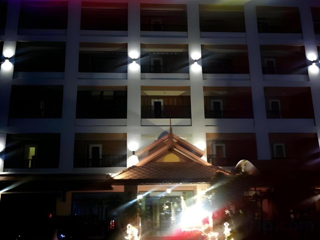 Rayong Lanna Hotel מראה חיצוני תמונה