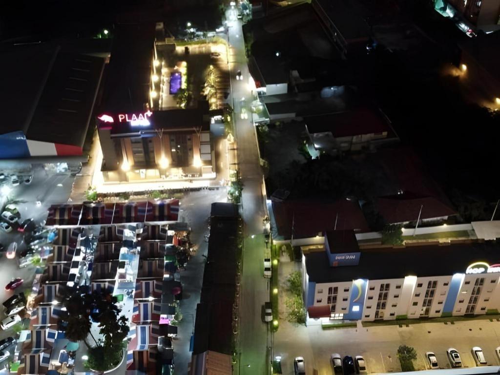 Rayong Lanna Hotel מראה חיצוני תמונה
