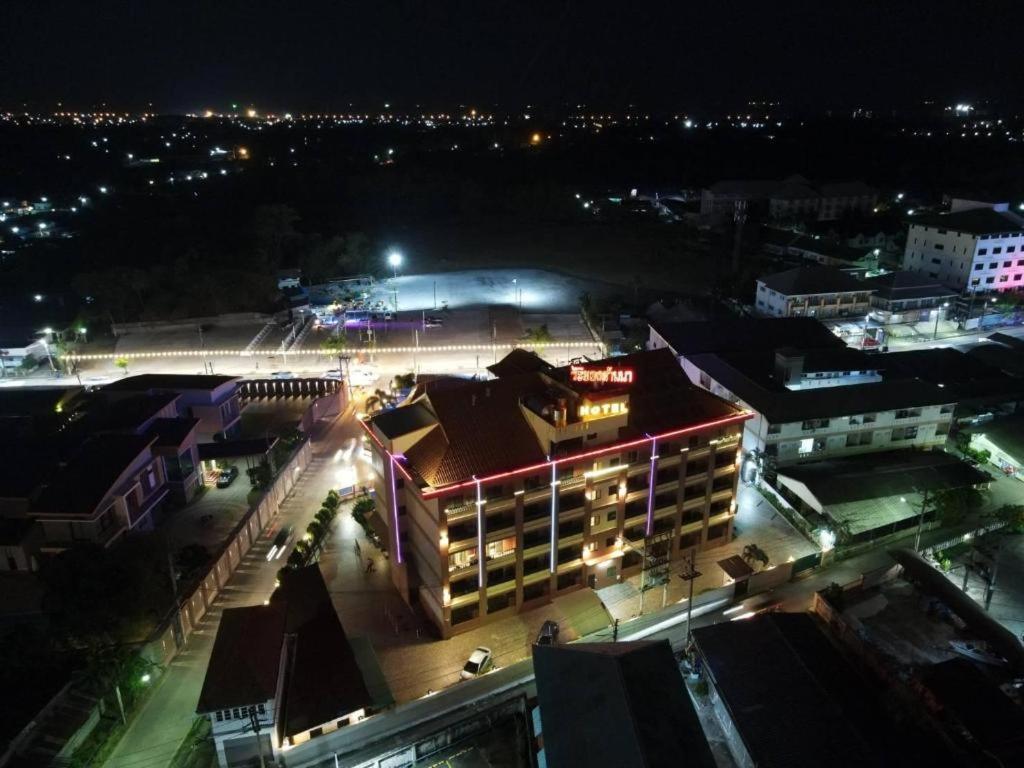 Rayong Lanna Hotel מראה חיצוני תמונה