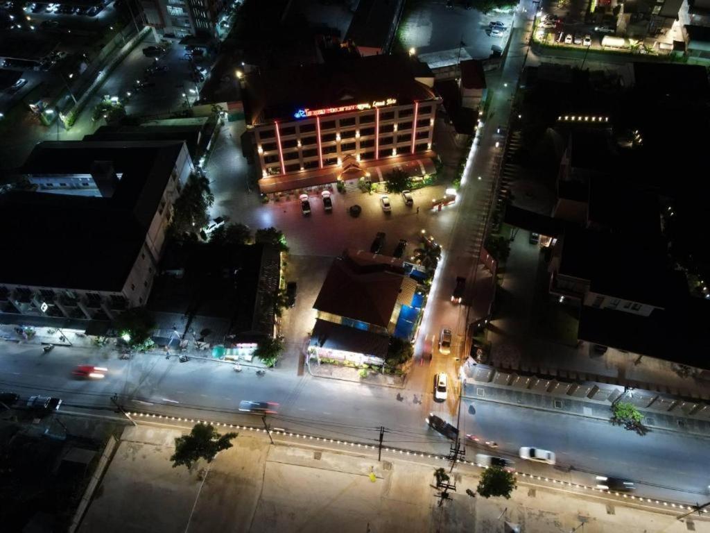 Rayong Lanna Hotel מראה חיצוני תמונה
