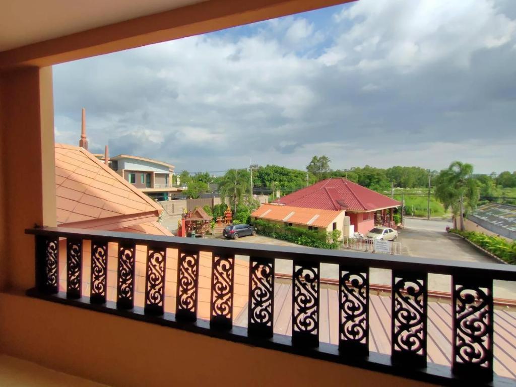 Rayong Lanna Hotel מראה חיצוני תמונה